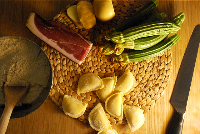 Mezzelune provola, zucchine e speck